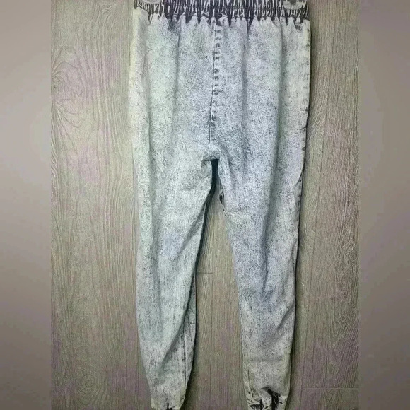 Acid Wash denim jogger with elastic waist band and drawl string. Size small - Picture 4 of 6